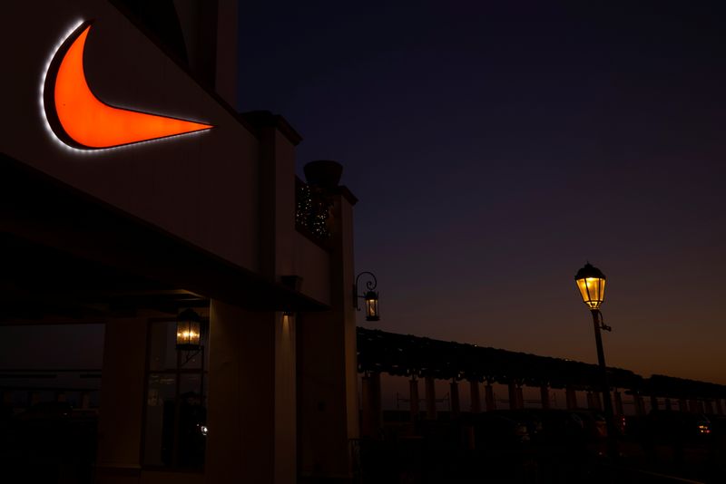 &copy; Reuters. Foto de archivo de un logo de Nike fuera e una tienda en un centro comercial en San Clement, California
Nov 24, 2020.  REUTERS/Mike Blake