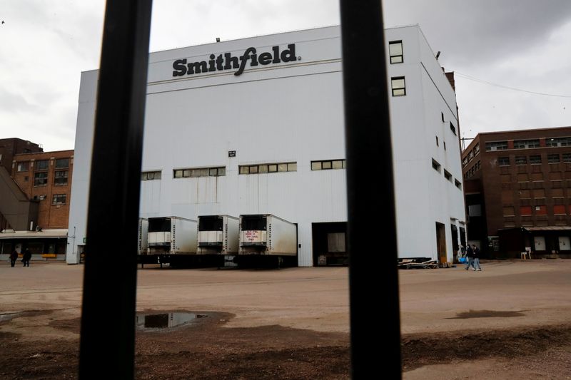 &copy; Reuters. FILE PHOTO: Workers walk out of Smithfield Foods pork plant as the spread of the coronavirus disease (COVID-19) continues, in Sioux Falls, South Dakota, U.S., April 16, 2020.  REUTERS/Shannon Stapleton/File Photo