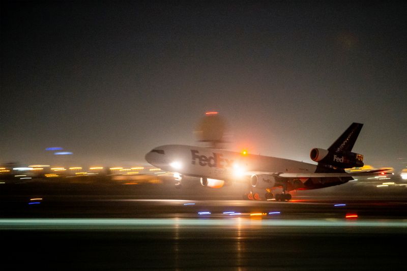 &copy; Reuters. FOTO DE ARCHIVO-Un avión de FedEx aterriza con un cargamento procedente de Europa de la vacuna Moderna contra la enfermedad del coronavirus (COVID-19) en el aeropuerto de Toronto Pearson en Mississauga, Ontario, Canadá. 24 de marzo de 2021.  REUTERS/Car