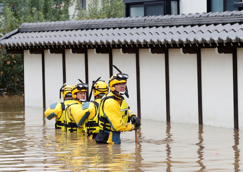 &copy; Reuters. FILE PHOTO: Police search a flooded area in the aftermath of Typhoon Hagibis, which caused severe floods at the Chikuma River in Nagano Prefecture, Japan, October 14, 2019. REUTERS/Kim Kyung-Hoon/File Photo