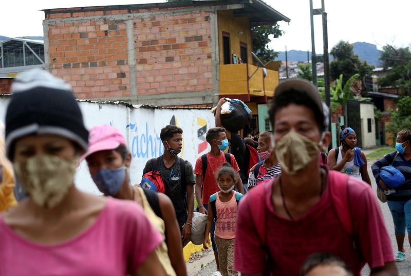 &copy; Reuters. Imigrantes venezuelanos cruzam fronteira rumo à Colômbia 
 12/10/2020  REUTERS/Carlos Eduardo Ramirez