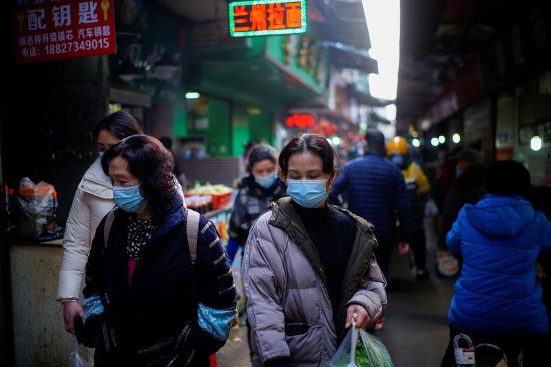 &copy; Reuters. Le virus à l'origine du COVID-19 pourrait avoir commencé à se propager en Chine dès octobre 2019, deux mois avant que le premier cas ne soit identifié dans la ville de Wuhan, montre vendredi une nouvelle étude. /Photo d'archives/REUTERS/Aly Song