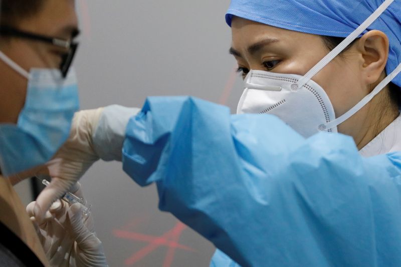 &copy; Reuters. 　６月２５日、中国の疾病対策専門家は、同国で開発された新型コロナウイルスワクチンのうち２種について、体内でできる抗体の有効性がデルタ株（インドで最初に見つかった変異株）に