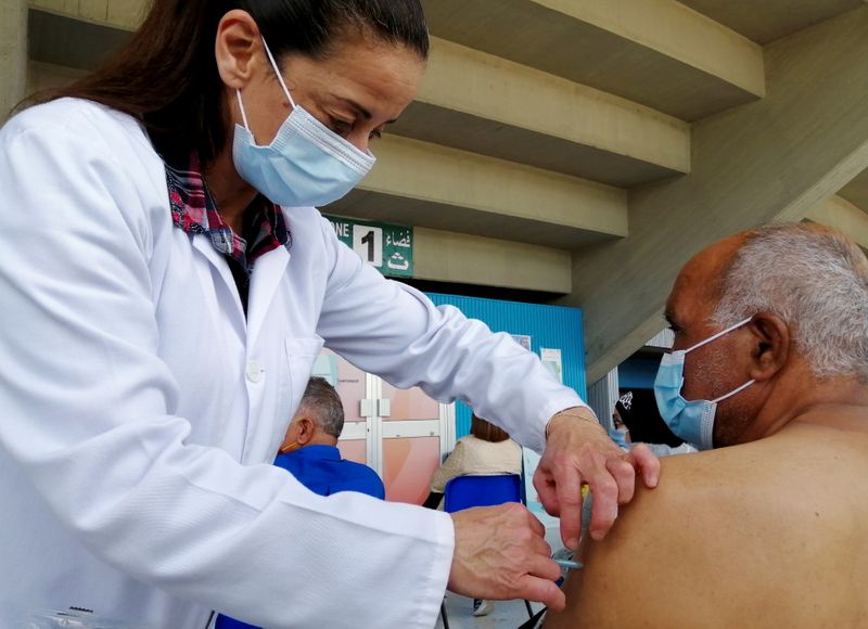 &copy; Reuters. FOTO DE ARCHIVO: Un hombre recibe una dosis de la vacuna contra la COVID-19 en un centro de vacunación en Túnez, Túnez, el 26 de abril de 2021.REUTERS/Jihed Abidellaoui