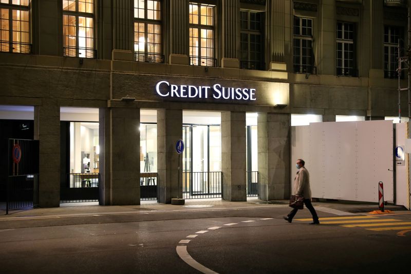 © Reuters. FILE PHOTO: The logo of Swiss bank Credit Suisse is seen at a branch office in Bern, Switzerland, Oct. 28, 2020. REUTERS/Arnd Wiegmann/File Photo