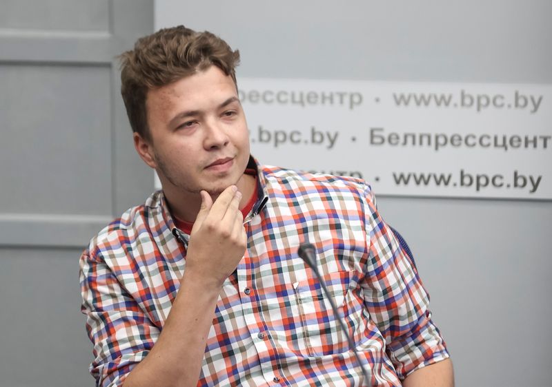 &copy; Reuters. La Biélorussie a transféré l'opposant politique Roman Protassevitch, arrêté en mai après l'atterrissage forcé d'un avion Ryanair à Minsk, d'un centre de détention à une résidence surveillée, a rapporté vendredi l'antenne russe de la BBC. /Pho
