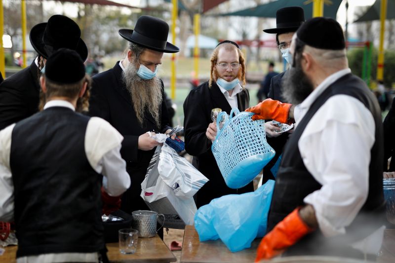 &copy; Reuters. Les autorités israéliennes ont réinstauré vendredi l'obligation du port du masque en intérieur, à l'exception du domicile privé, dix jours après avoir autorisé son abandon, face à une forte augmentation des infections liées au variant Delta du 