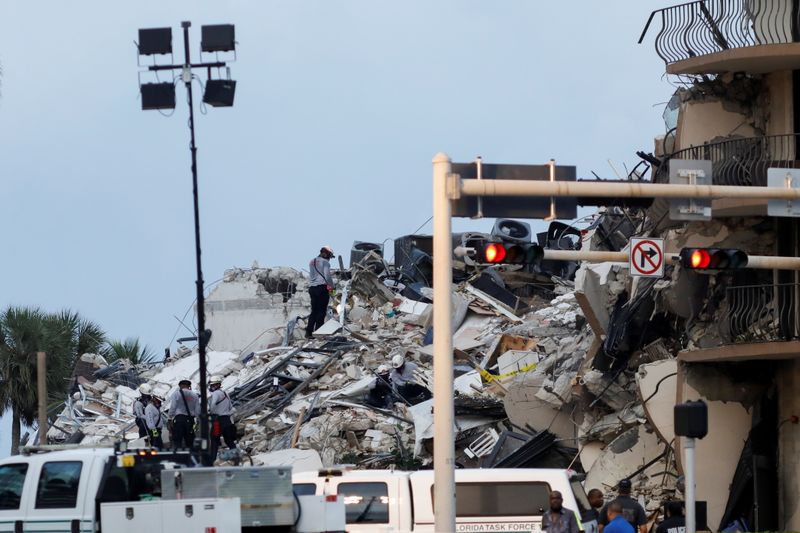 &copy; Reuters. رجال الإنقاذ يواصلون البحث عن ناجيين بعد انهيار مبنى بمدينة ميامي الأمريكية يوم الخميس. تصوير: ماركو بيلو - رويترز.