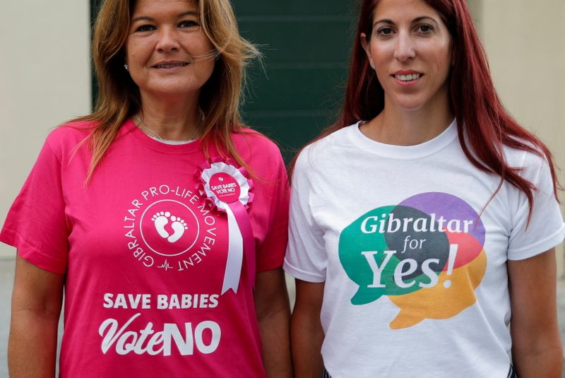 &copy; Reuters. Dos mujeres, una partirdaria del 'no' y otra del 'sí', durante el referéndum celebrado en Gibraltar para decidir si flexibilizar su estricta ley del aborto, el 24 de junio de 2021. REUTERS/Jon Nazca