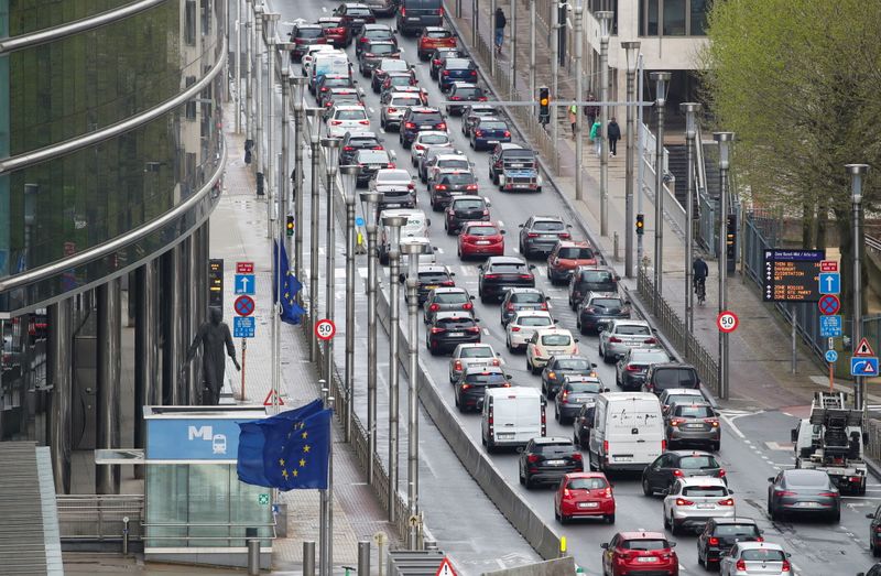 &copy; Reuters. FOTO DE ARCHIVO: Una vista muestra coches atascados en una carretera en dirección al centro de Bruselas, Bélgica, 8 de mayo de 2021. REUTERS/Yves Herman