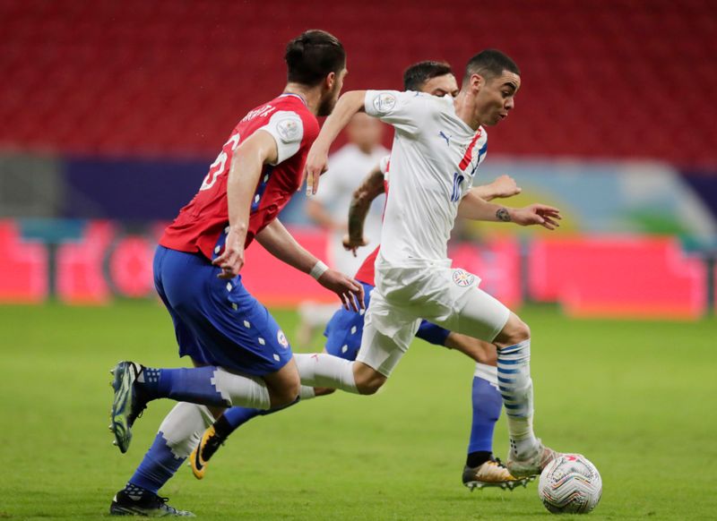 &copy; Reuters. Miguel Almirón conduz a bola durante vitória do Paraguai sobre o Chile na Copa América
24/06/2021
REUTERS/Ueslei Marcelino