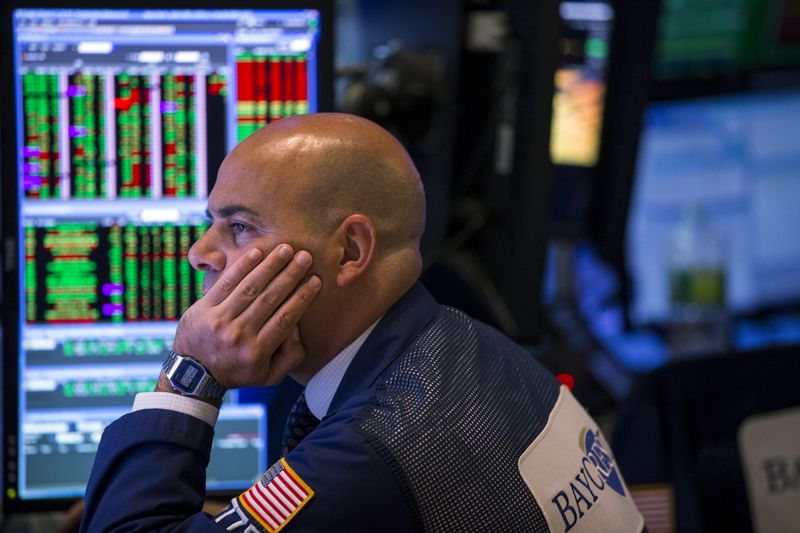 © Reuters. A trader looks at stock prices on a screen while working on the floor of the New York Stock Exchange shortly before the closing bell in New York August 26, 2015. REUTERS/Lucas Jackson/Files