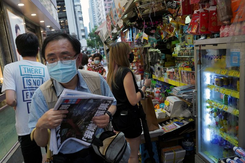 &copy; Reuters. Pessoas compram exemplar final do jornal Apple Daily, em Hong Kong
24/06/2021
REUTERS/Lam Yik