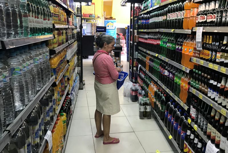 &copy; Reuters. FILE PHOTO: A costumer looks for drinks at a supermarket in Rio de Janeiro, Brazil May 10, 2019. REUTERS/Pilar Olivares