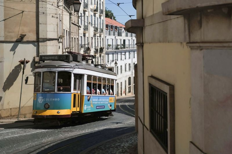 &copy; Reuters. Un tranvía atraviesa una de las calles centrales de Lisboa, Portugal. Junio 24, 2021. REUTERS/Pedro Nunes