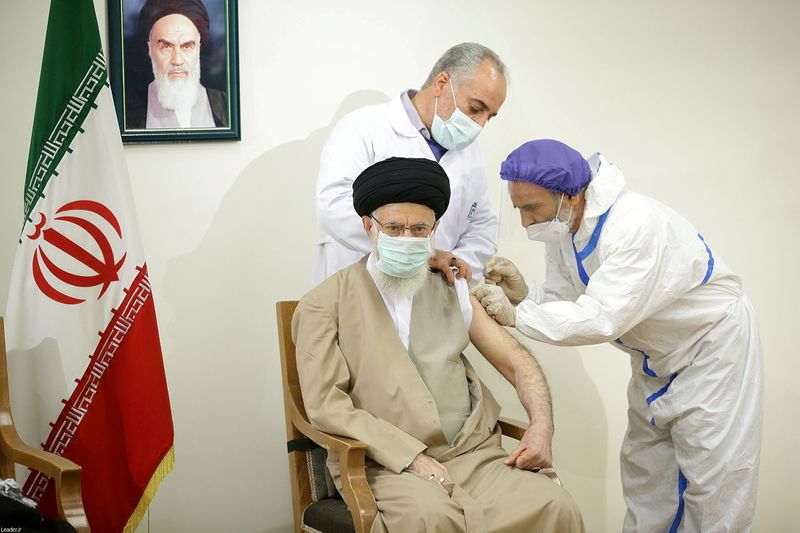 L'ayatollah Khamenei vacciné avec le vaccin iranien COVIran Barakat