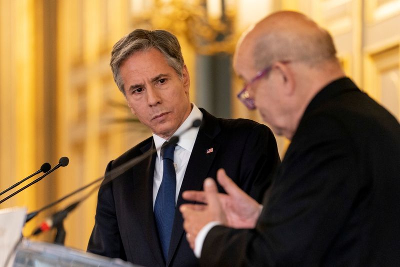 © Reuters. Washington travaille à la levée des restrictions de voyage imposées aux citoyens de l'Union européenne dans le cadre de la pandémie de COVID-19, mais il est prématuré de fixer une date à cet égard, a déclaré vendredi le secrétaire d'État américain, Antony Blinken (en photo à gauche). /Photo prise le 25 juin 2021/REUTERS/Andrew Harnik