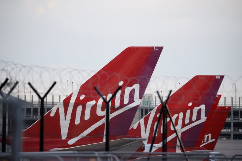 &copy; Reuters. FOTO DE ARCHIVO. Aviones de Virgin Atlantic se ven estacionados en el aeropuerto de Manchester tras el brote de coronavirus. Manchester, Reino Unido, 9 de mayo de 2020. REUTERS/Phil Noble