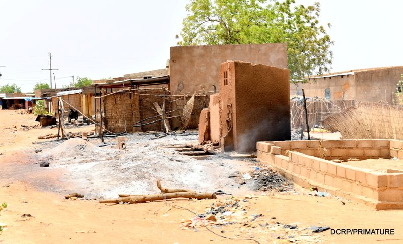 &copy; Reuters. Foto de archivo. Una vista de edificios dañados en el sitio de un ataque en la villa de Solhan.  Burkina Faso, junio 7, 2021. Burkina Faso Prime Minister's Press Service/Handout via REUTERS