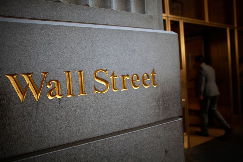 &copy; Reuters. Imagen de archivo del nombre de Wall Street en un edificio cercano a la Bolsa de Nueva York, EEUU. 15 junio 2012. REUTERS/Eric Thayer
