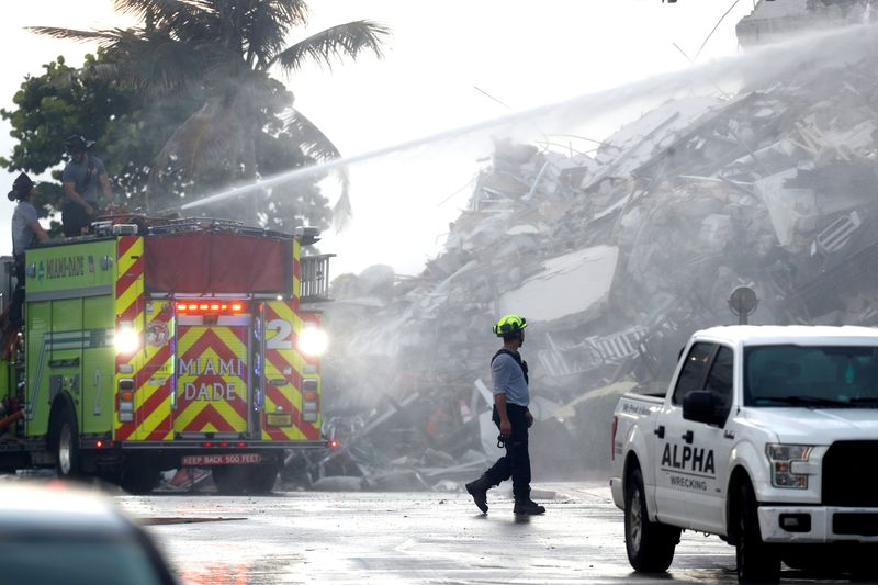 © Reuters. Emergency crews continue search and rescue operations for survivors of a partially collapsed residential building in Surfside, near Miami Beach, Florida, U.S. June 25, 2021.  REUTERS/Octavio Jones