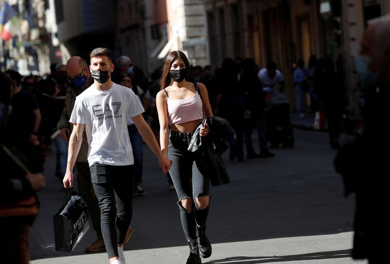 &copy; Reuters. Alcune persone con indosso la mascherina passeggiano lungo Via del Corso a Roma, Italia, 24 aprile 2021 REUTERS/Remo Casilli