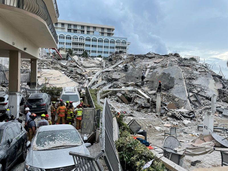 &copy; Reuters. Equipes de resgate buscam sobreviventes em destroços de prédio que desabou na Flórida
25/06/2021
Departamento de Bombeiro de Miami-Dade/Divulgação via REUTERS