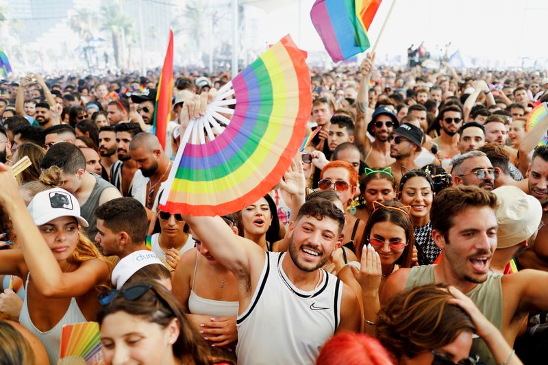 &copy; Reuters. مشاركون في استعراض سنوي للمثليين في تل أبيب يوم الجمعة. تصوير: كورنينا كيرن - رويترز. 