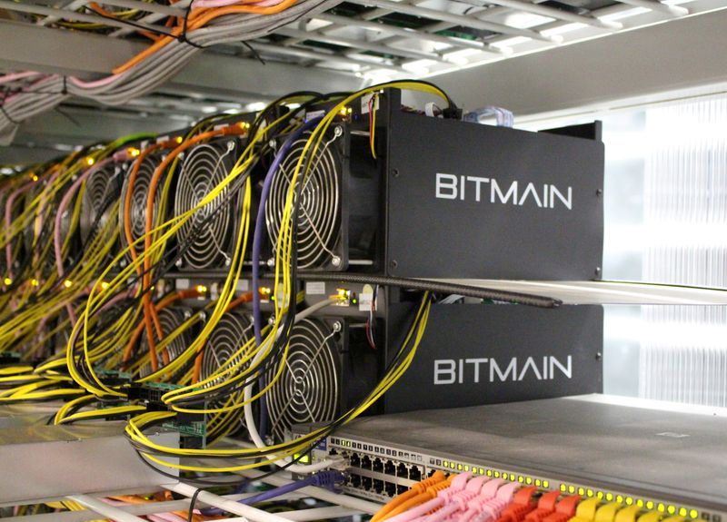 &copy; Reuters. Computadores da firma de mineração de bitcoin Bitmain. 4/6/2016. REUTERS/Jemima Kelly