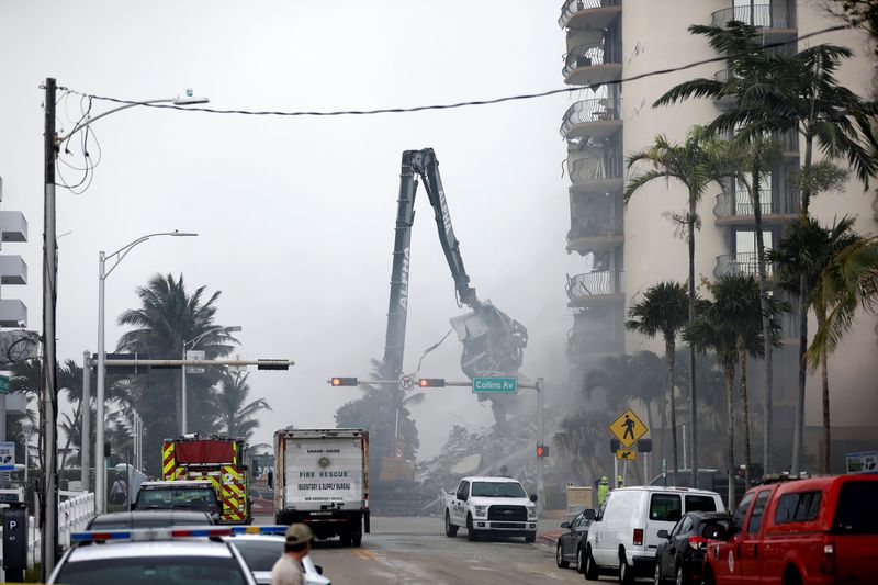 &copy; Reuters. Foto del viernes de los trabajos para rescatar a los desaparecidos tras el derrumbe de un edificio en Surfside, cerca de Miami Beach, en Florida
Jun 25, 2021.  REUTERS/Octavio Jones
