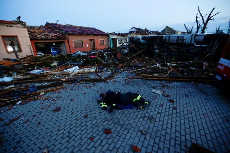 &copy; Reuters. جانب من الدمار الذي خلفه الاعصار في احدى قرى التشيك يوم الجمعة. تصوير: ديفيد سيرني - رويترز.