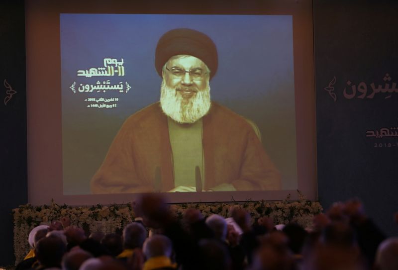 &copy; Reuters. زعيم حزب الله اللبناني حسن نصر الله يتحدث إلى أنصاره عبر شاشة في النبطية بصورة من أرشيف رويترز.