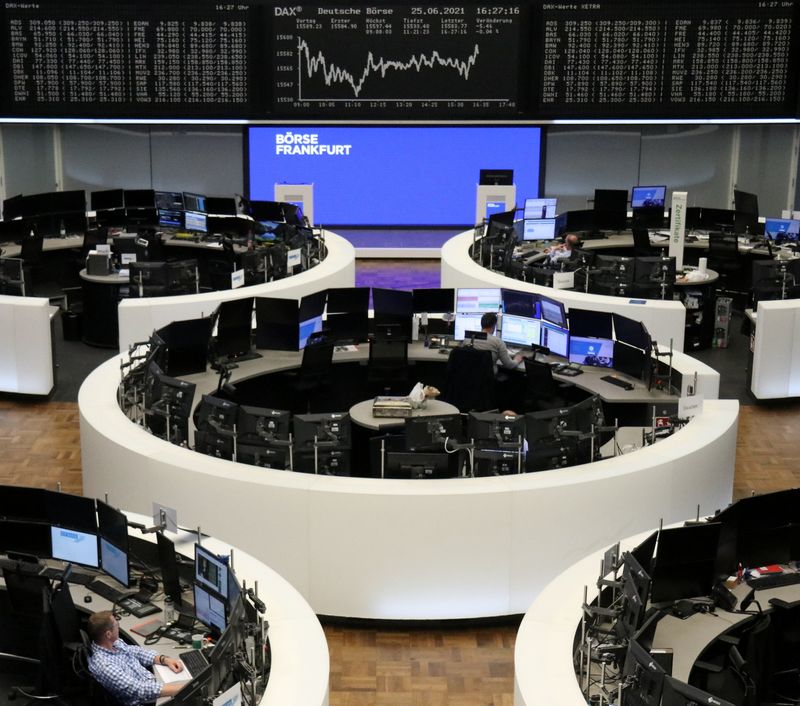 &copy; Reuters. متعاملون أثناء التداول في بورصة فرانكفورت الألمانية يوم الجمعة. تصوير: رويترز.