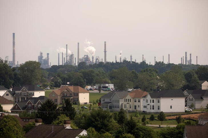 &copy; Reuters. FOTO DE ARCHIVO-Zona residencial junto a la Delaware City Refinery en New Castle, Delaware, EEUU. 10 junio 2021. REUTERS/Andrew Kelly