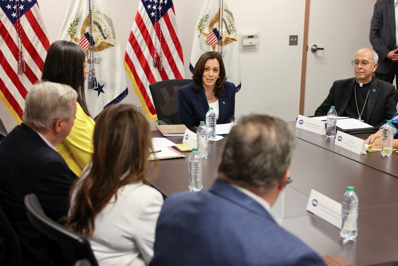 © Reuters. U.S. Vice President Kamala Harris takes part in a round table with faith and community leaders who are assisting with the processing of migrants seeking asylum, at Paso del Norte Port of Entry in El Paso, Texas, U.S., June 25, 2021. REUTERS/Evelyn Hockstein
