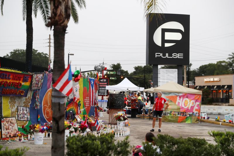 &copy; Reuters. Un invitado pasea por el estacionamiento fuera del Pulse Nightclub en el primer aniversario del tiroteo, en Orlando, EEUU, 12 junio 2017.
REUTERS/Scott Audette