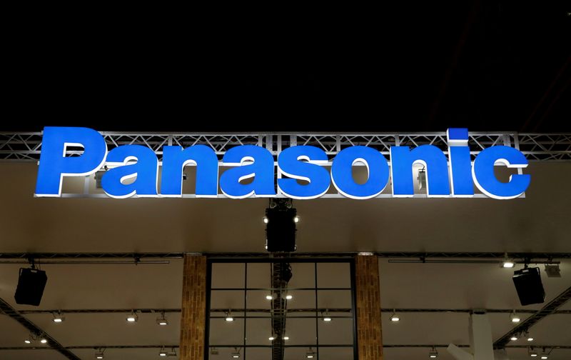&copy; Reuters. Logotipo da Panasonic em frente a unidade da companhia no Japão. 2/10/2017.   REUTERS/Toru Hanai