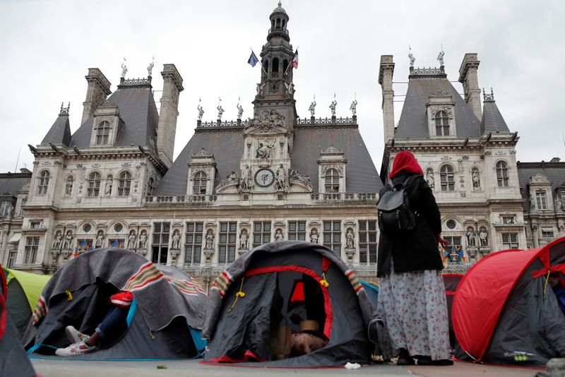 &copy; Reuters. La police a évacué vendredi après-midi à Paris plusieurs centaines de migrants qui avaient installé la veille un campement sur le parvis de l'Hôtel de Ville pour protester contre le manque de structures d'accueil. /Photo prise le 25 juin 2021/REUTER
