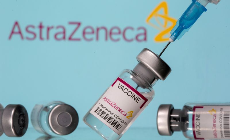 &copy; Reuters. Frascos rotulados como de vacina da AstraZeneca contra Covid-19 em frente ao logo da empresa em foto de ilustração
14/03/2021
REUTERS/Dado Ruvic