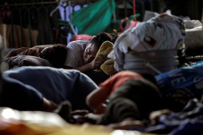 &copy; Reuters. Migrantes solicitantes de asilo, que fueron aprehendidos y devueltos a México bajo el Título 42 después de cruzar la frontera de México a Estados Unidos, descansan en una plaza pública donde cientos de migrantes viven en tiendas de campaña, en Reyno