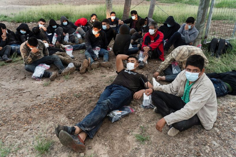 &copy; Reuters. مهاجرون حاولوا الدخول إلى الولايات المتحدة من المكسيك في لا جويا بولاية تكساس يوم الثامن من يونيو حزيران 2021. تصوير: جو ناكامورا - رويترز.