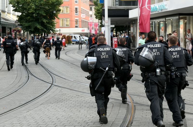 © Reuters. Trois personnes ont été tuées et cinq autres grièvement blessées vendredi à Würzburg dans le sud de l'Allemagne dans une attaque au couteau dont l'auteur présumé, un ressortissant somalien de 24 ans, avait été récemment contraint de suivre un traitement psychiatrique. /Photo prise le 25 juin 2021/REUTERS/Thomas Obermeier/Main-Post