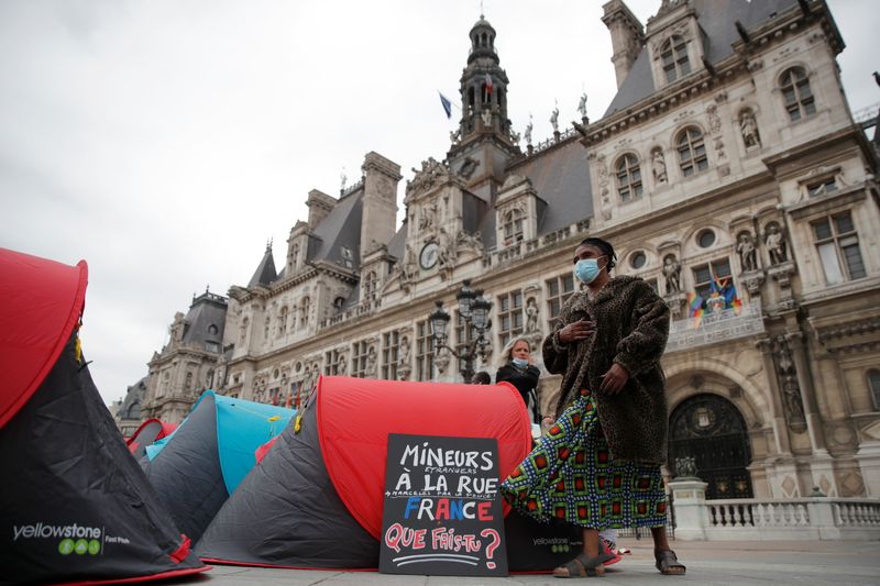 &copy; Reuters. Acampamento de 300 imigrantes na frente da prefeitura de Paris
25/6/2021 REUTERS/Gonzalo Fuentes