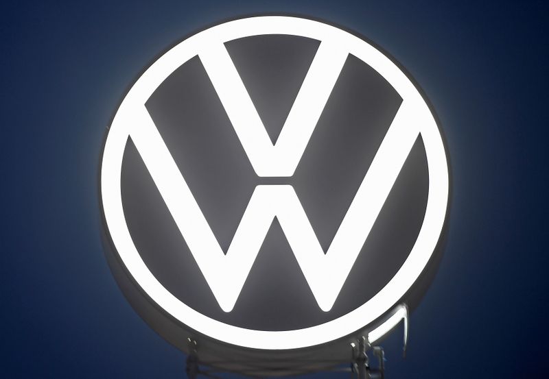 &copy; Reuters. A new logo of German carmaker Volkswagen is unveiled at the VW headquarters in Wolfsburg, Germany September 9, 2019. REUTERS/Fabian Bimmer