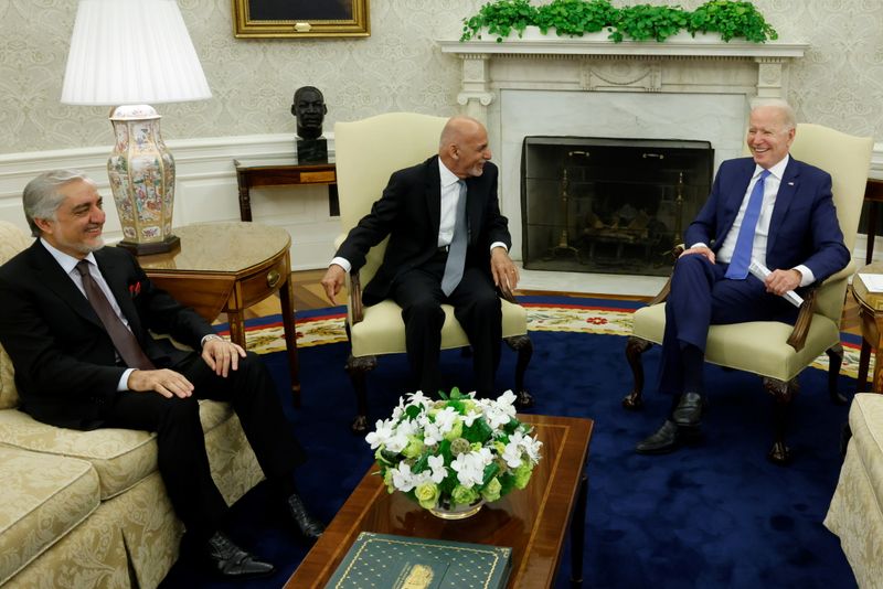 © Reuters. الرئيس الأمريكي جو بايدن (إلى اليمين) وبجواره الرئيس الأفغاني أشرف غني ورئيس مجلس المصالحة الوطنية عبد الله عبد الله في البيت الأبيض بواشنطن يوم الجمعة. تصوير: جوناثان إرنست - رويترز.