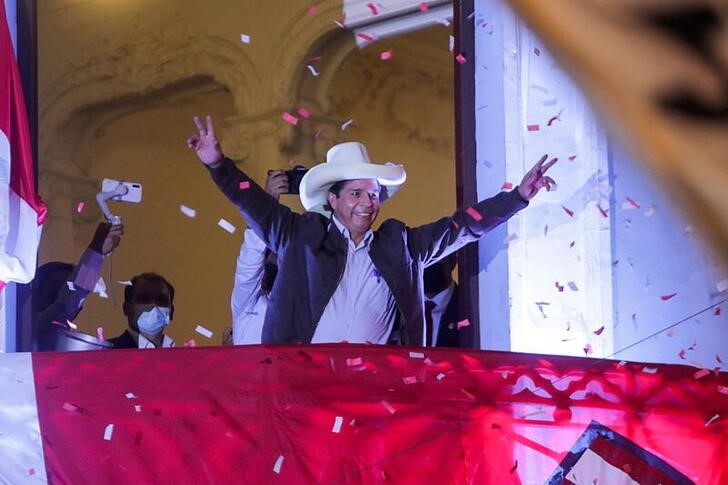 &copy; Reuters. El candidato presidencial Pedro Castillo hablando ante sus seguidores en la sede de su partido en Lima
Jun 15, 2021. REUTERS/Sebastian Castaneda