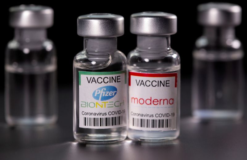© Reuters. FILE PHOTO: Vials with Pfizer-BioNTech and Moderna coronavirus disease (COVID-19) vaccine labels are seen in this illustration picture taken March 19, 2021. REUTERS/Dado Ruvic/Illustration/File Photo
