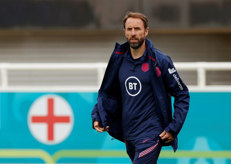 © Reuters. مدرب المنتخب الإنجليزي لكرة القدم جاريث ساوثجيت خلال مران لفريقه في انجلترا يوم 25 يونيو حزيران 2021. تصوير: جون سيبلي - رويترز.