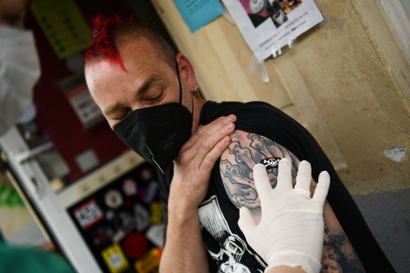 &copy; Reuters. FILE PHOTO: A man receives a band aid after a Johnson & Johnson COVID-19 vaccine injection at the Revolte Bar, which has been able to reopen after coronavirus disease (COVID-19) restrictions were eased, in Berlin, Germany June 13, 2021.  REUTERS/Annegret 