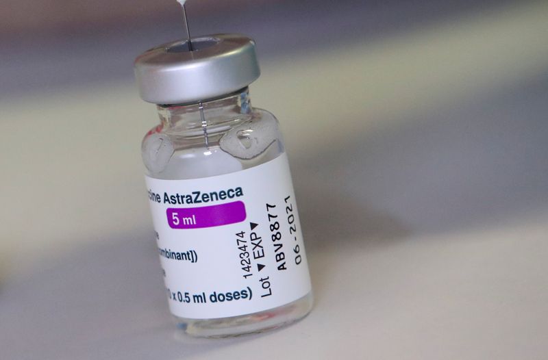 &copy; Reuters. جرعة من لقاح أسترا زينيكا المضاد لفيروس كورونا في صورة من أرشيف رويترز.